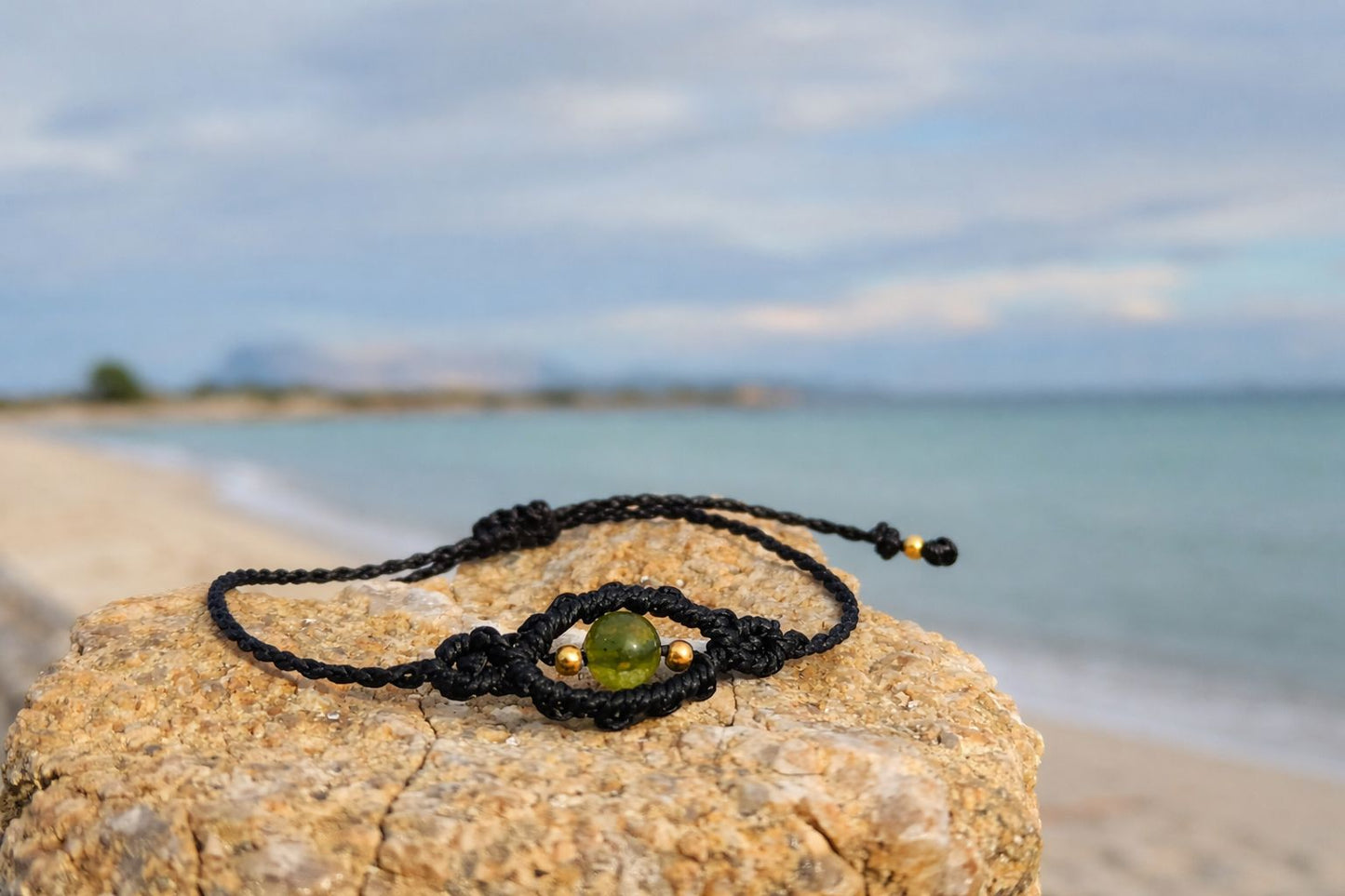 Amuleto da viaggio in macramè con pietre naturali occhio