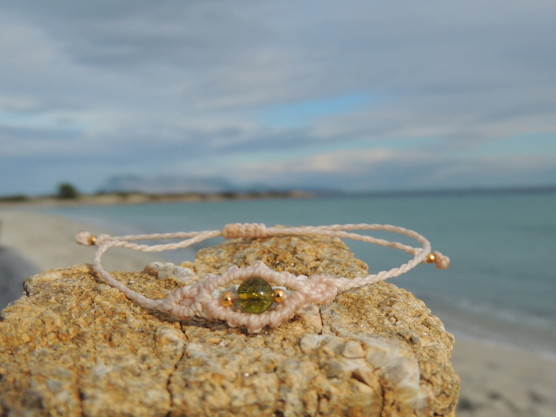 Amuleto da viaggio in macramè con pietre naturali occhio