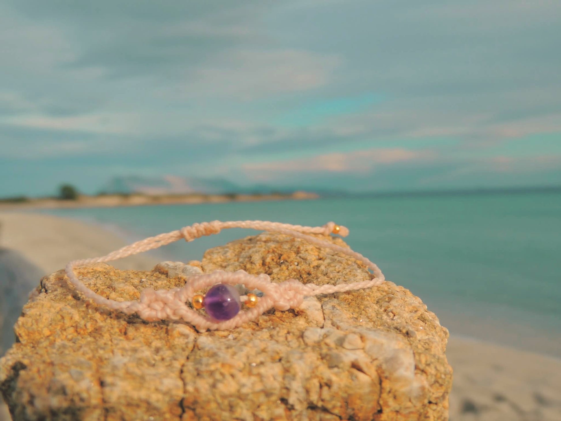 Amuleto da viaggio in macramè con pietre naturali occhio