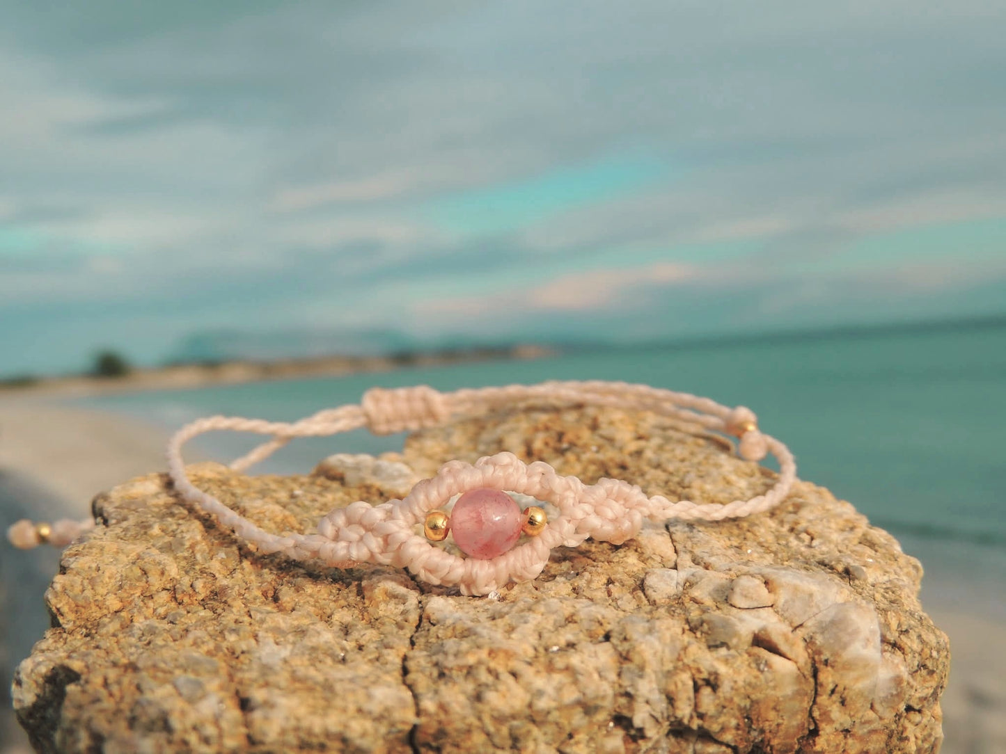 Amuleto da viaggio in macramè con pietre naturali occhio