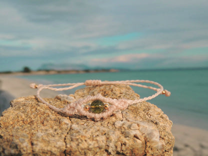 Amuleto da viaggio in macramè con pietre naturali occhio