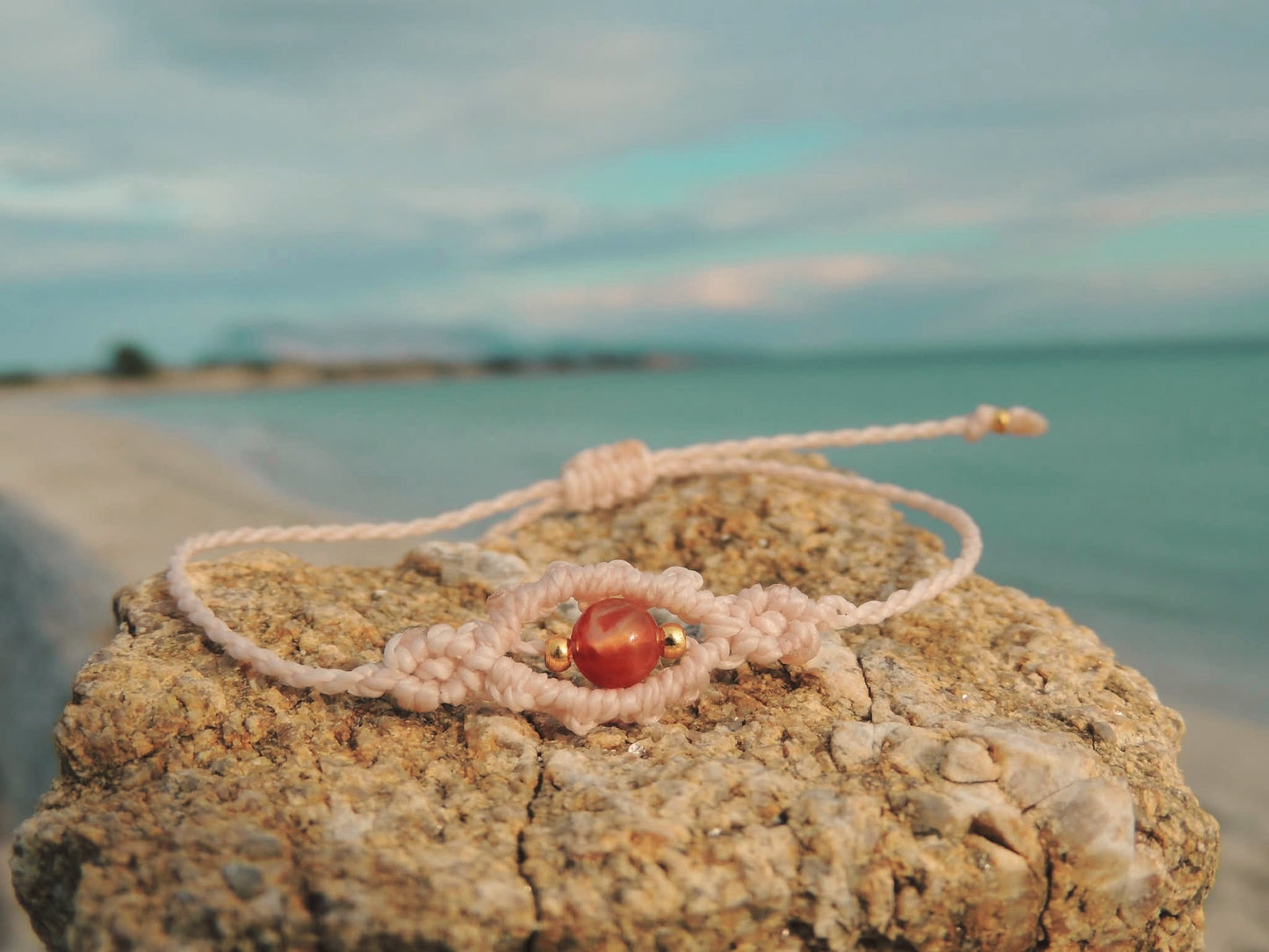 Amuleto da viaggio in macramè con pietre naturali occhio