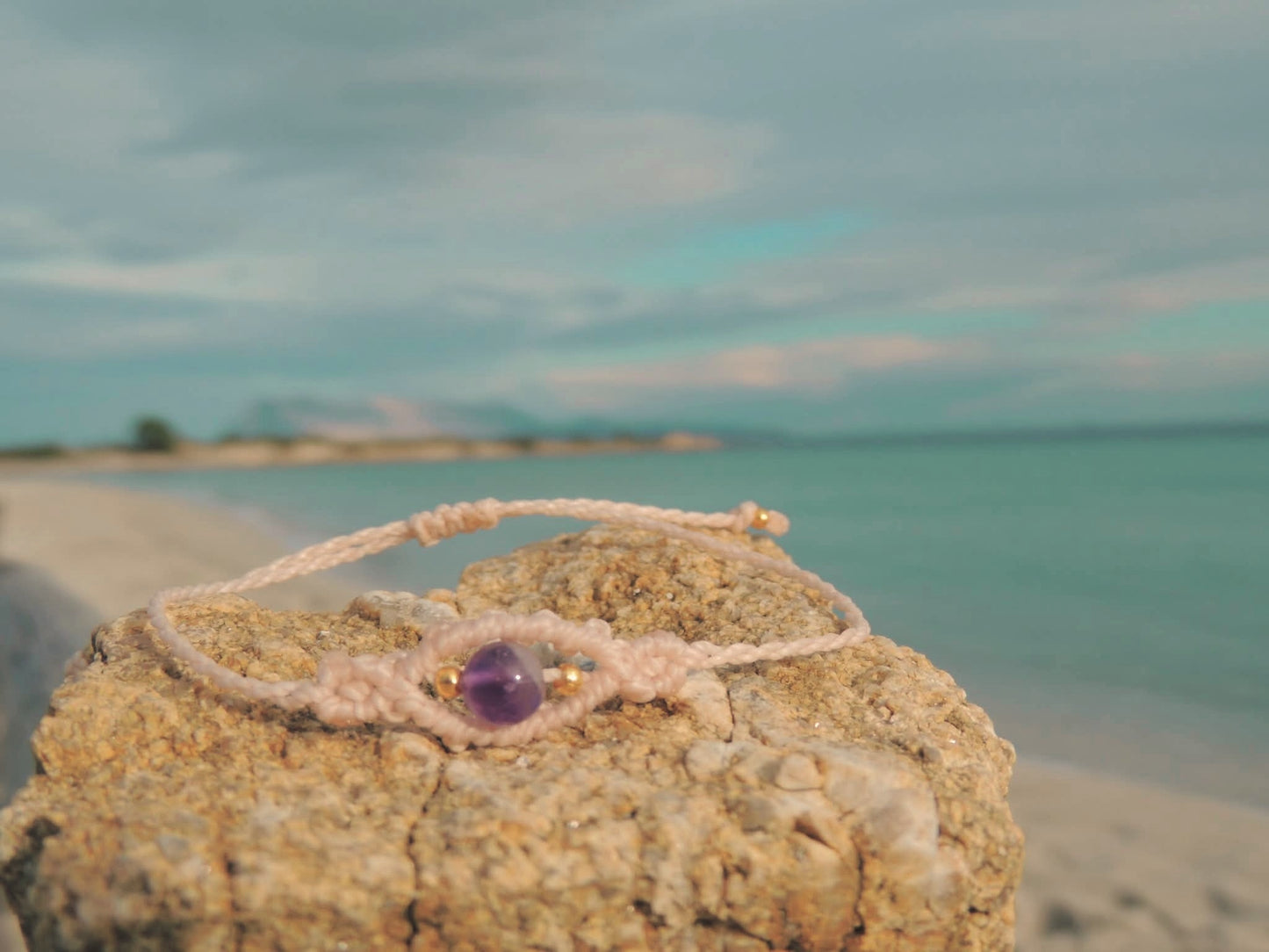 Amuleto da viaggio in macramè con pietre naturali occhio
