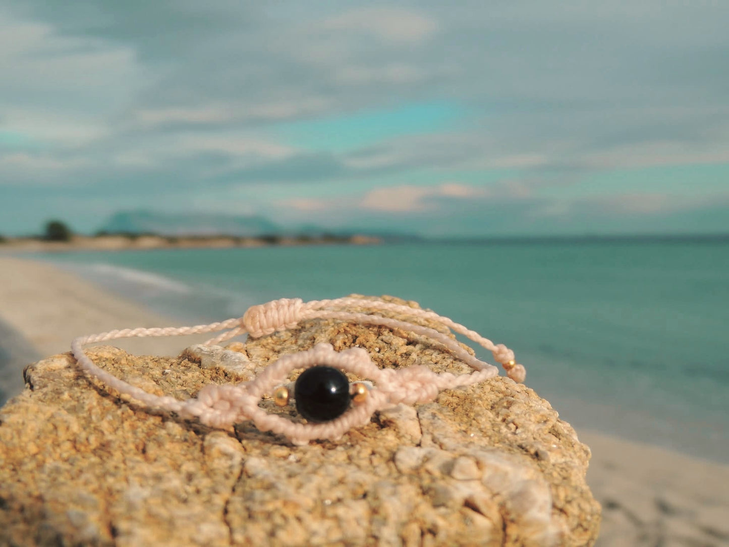 Amuleto da viaggio in macramè con pietre naturali occhio