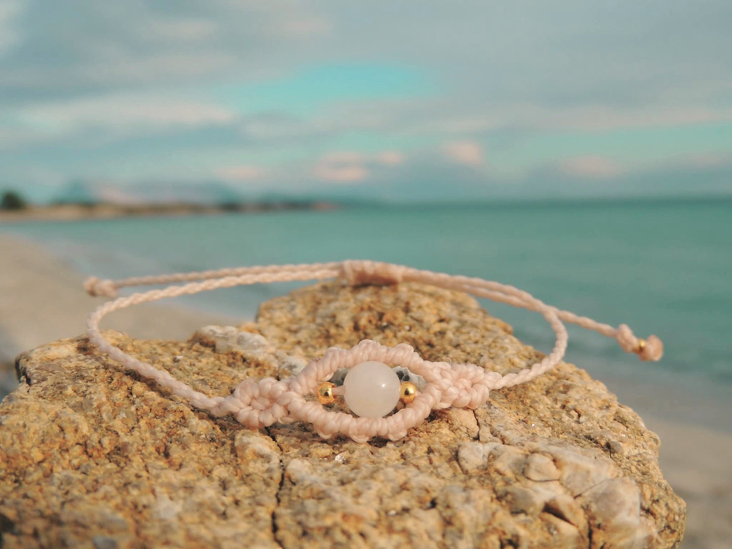 Amuleto da viaggio in macramè con pietre naturali occhio