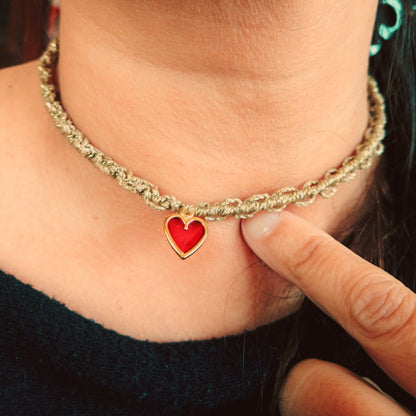 Amuleto da viaggio in macramè con cuore 