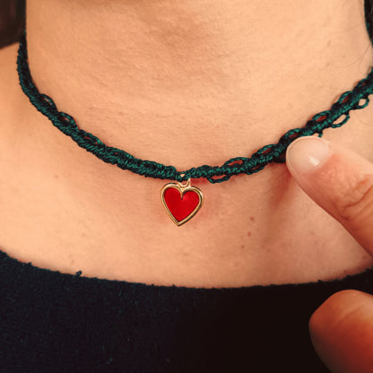 Amuleto in macramè con cuore