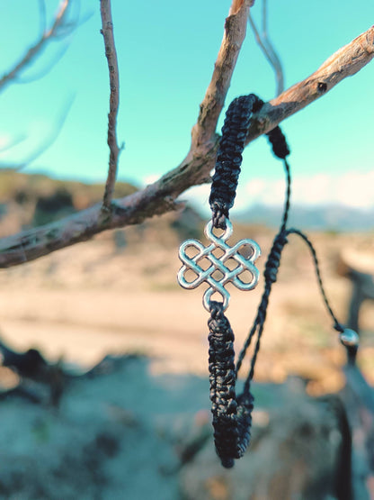 Amuleto da viaggio in macramè bracciale  Nodo celtico amore yamanik