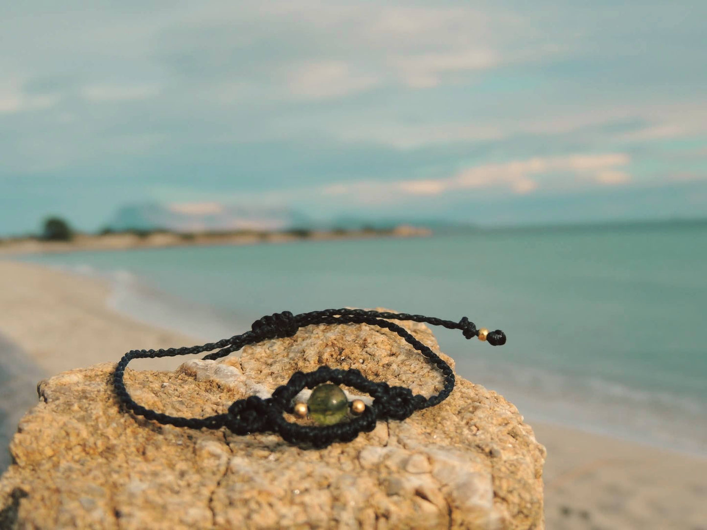 Amuleto da viaggio in macramè con pietre naturali occhio