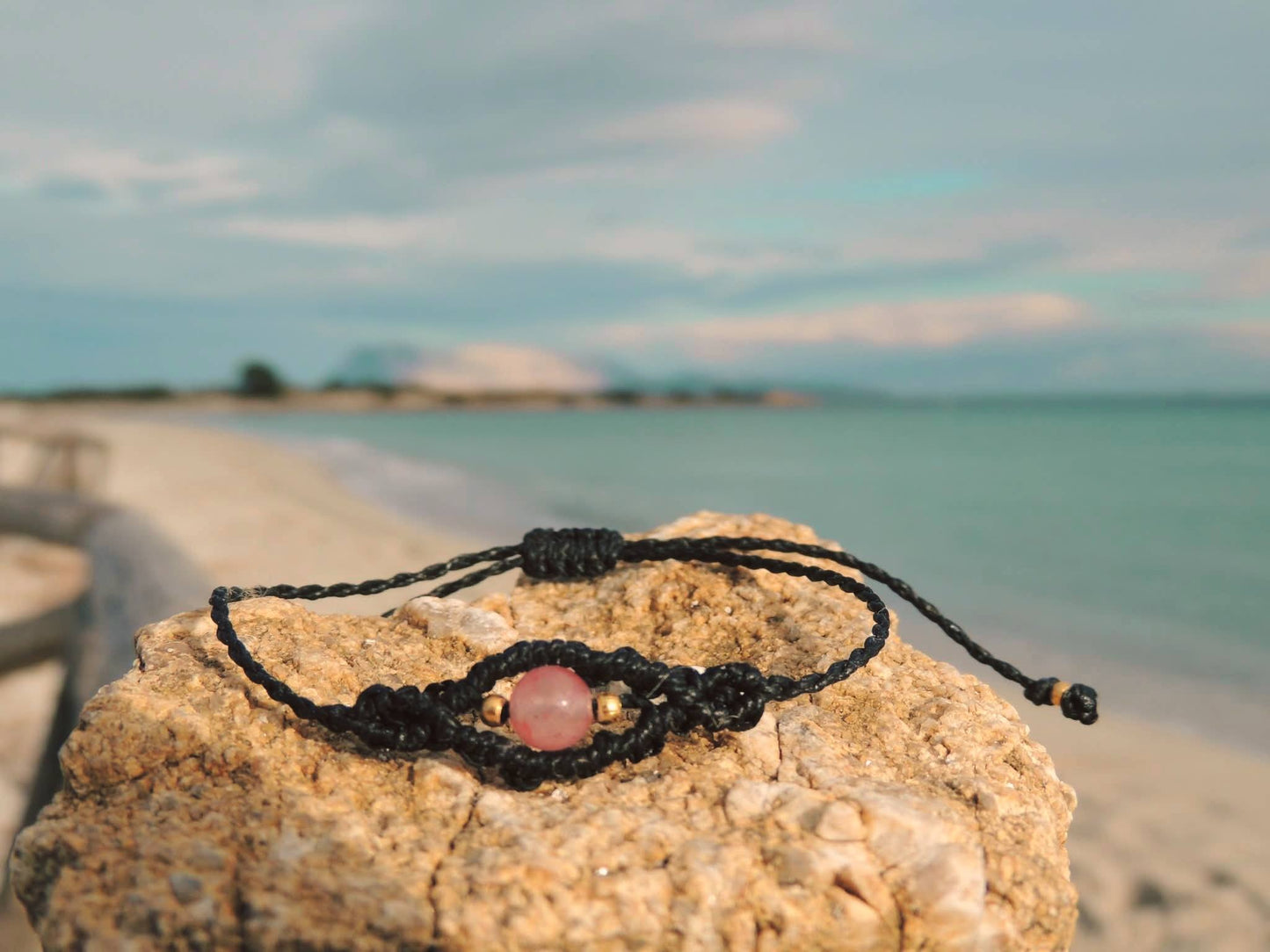 Amuleto da viaggio in macramè con pietre naturali occhio