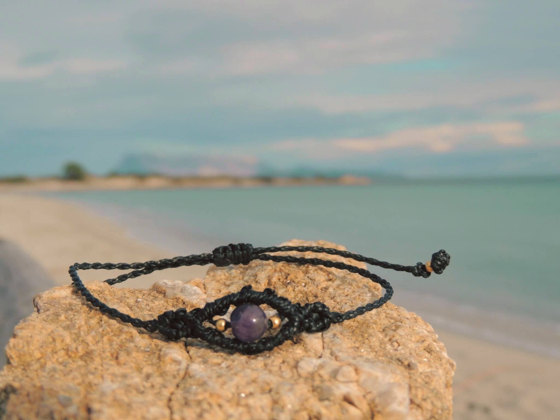 Amuleto da viaggio in macramè con pietre naturali occhio