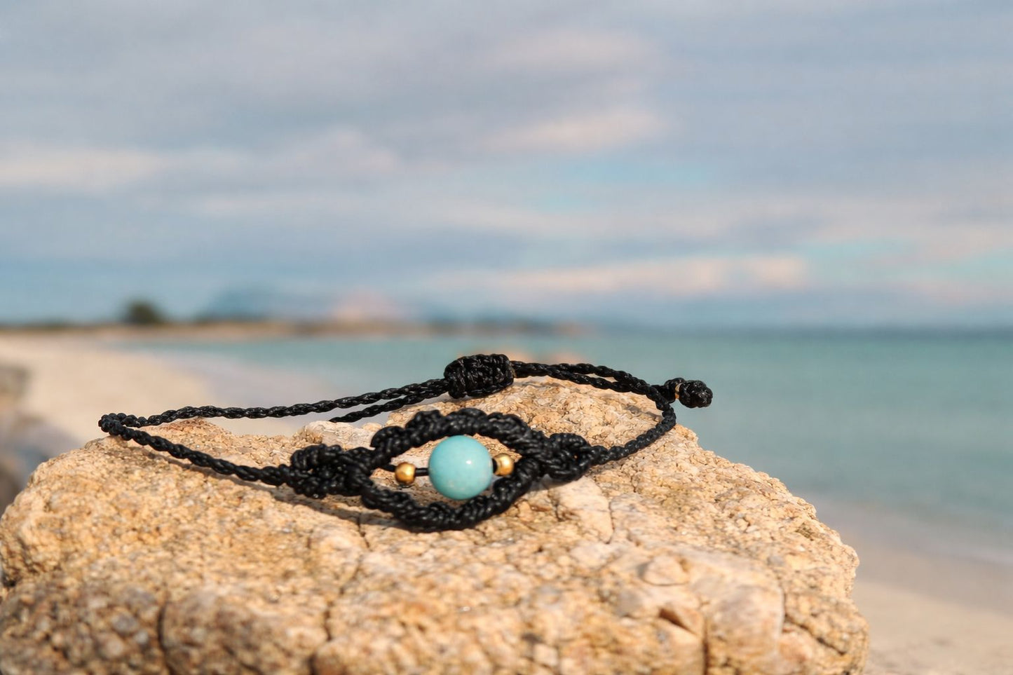 Amuleto da viaggio in macramè con pietre naturali occhio