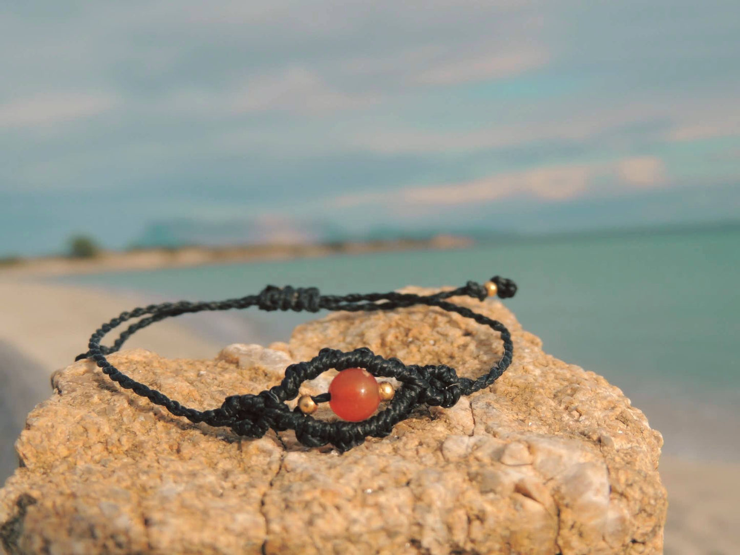 Amuleto da viaggio in macramè con pietre naturali occhio