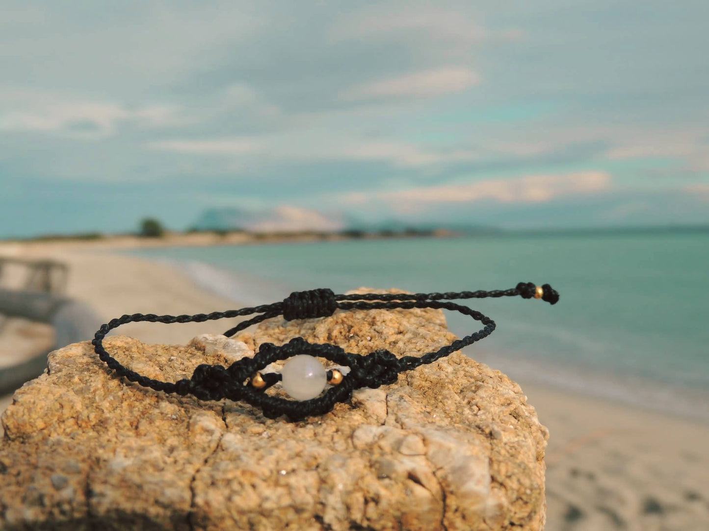 Amuleto da viaggio in macramè con pietre naturali occhio