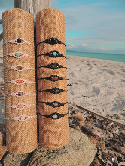 Amuleto da viaggio in macramè con pietre naturali occhio