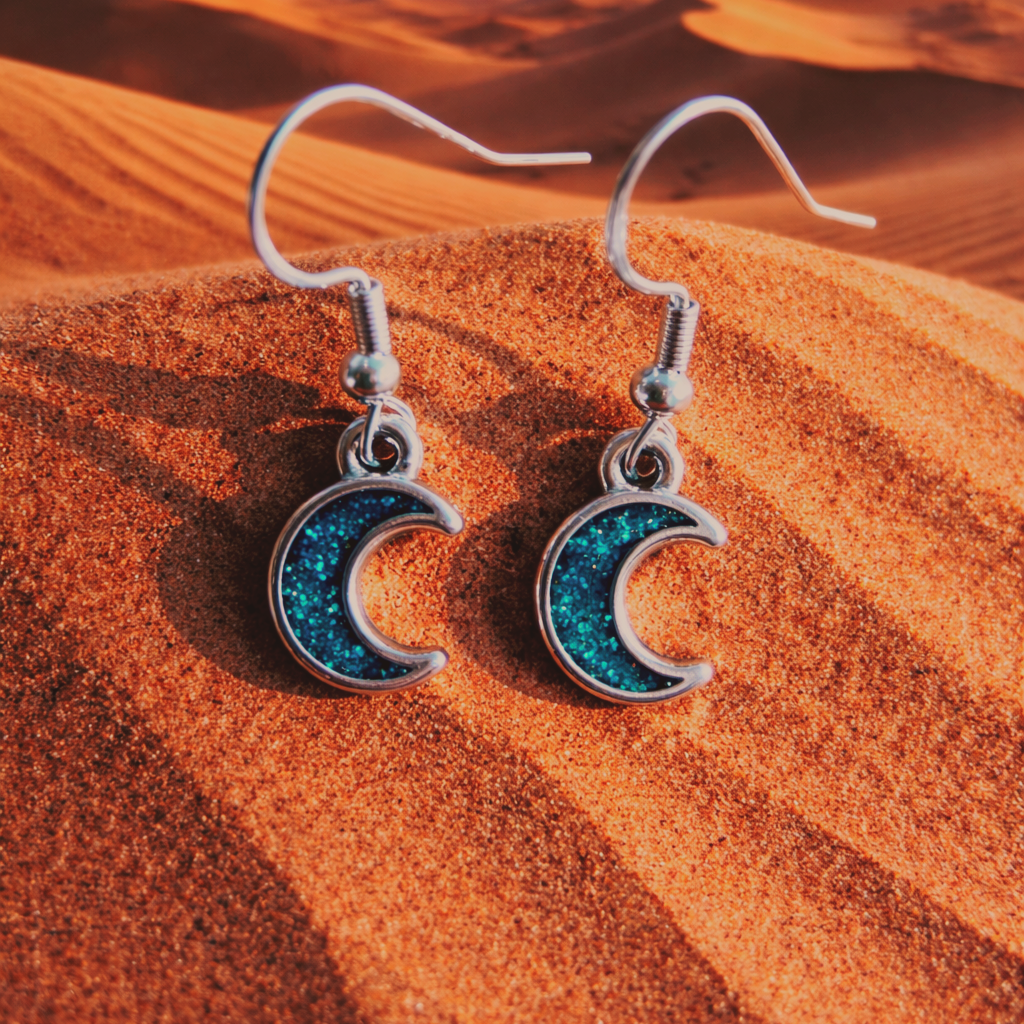 Amuleto da viaggio in macramè con luna glitter